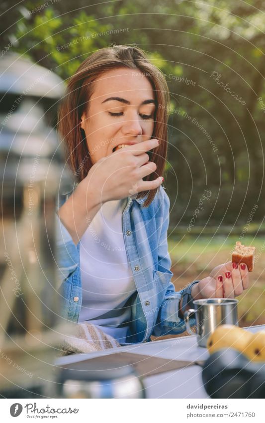 Frau isst Kuchen beim Frühstück in den Wald Frucht Essen Kaffee Lifestyle Erholung Freizeit & Hobby Ferien & Urlaub & Reisen Ausflug Abenteuer Camping Sommer