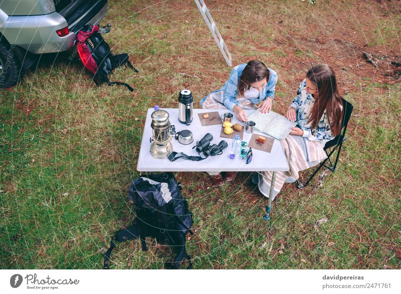 Junge Frauen auf der Suche nach einer Roadmap auf dem Campingplatz Frühstück Kaffee Lifestyle Freude Erholung Freizeit & Hobby Ferien & Urlaub & Reisen Ausflug
