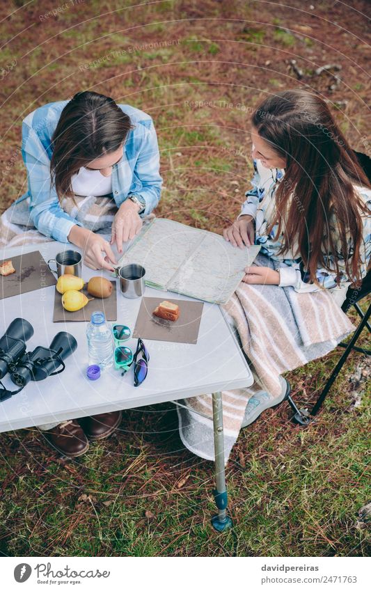 Junge Frauen auf der Suche nach einer Roadmap auf dem Campingplatz Frühstück Kaffee Lifestyle Freude Erholung Freizeit & Hobby Ferien & Urlaub & Reisen Ausflug