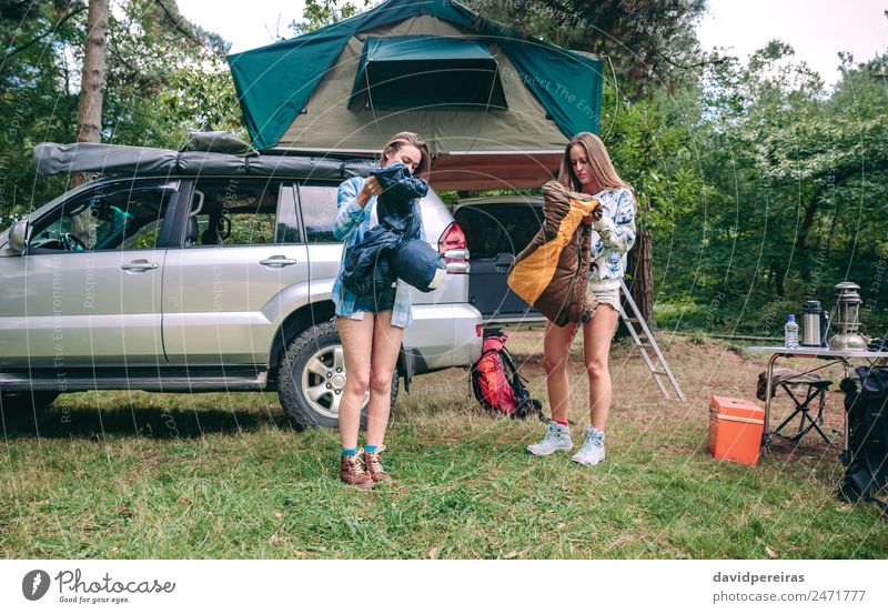 Junge Frauen öffnen Schlafsäcke auf dem Campingplatz Lifestyle Gesicht Erholung Freizeit & Hobby Ferien & Urlaub & Reisen Ausflug Abenteuer Sommer