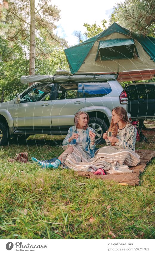 Frauen unter der Decke sitzend mit 4x4 auf dem Hintergrund Kaffee Lifestyle Freude Glück Erholung Freizeit & Hobby Ferien & Urlaub & Reisen Ausflug Abenteuer