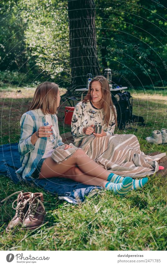 Frauenfreunde, die auf dem Campingplatz sitzen und lachen. Kaffee Lifestyle Freude Glück Erholung Freizeit & Hobby Ferien & Urlaub & Reisen Ausflug Abenteuer