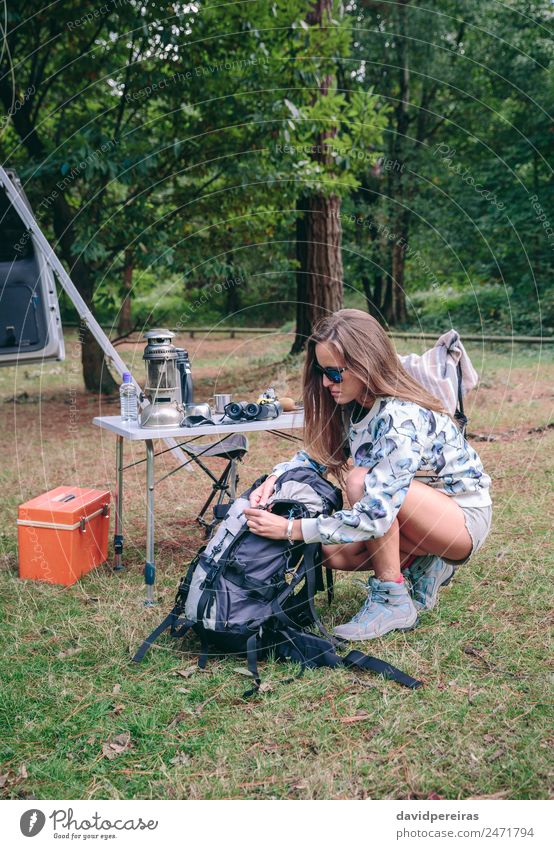 Frau bereitet Rucksack für eine Wanderung vor Lifestyle Freude Glück Freizeit & Hobby Ferien & Urlaub & Reisen Ausflug Abenteuer Camping Sommer Berge u. Gebirge