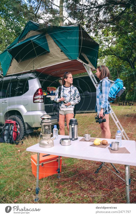 Junge Frauen bereit für Wanderungen mit 4x4 im Hintergrund Kaffee Lifestyle Freude Glück Erholung Freizeit & Hobby Ferien & Urlaub & Reisen Ausflug Abenteuer