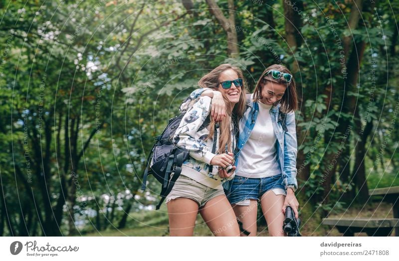 Frauenfreunde lachend bei Spaziergängen im Wald Lifestyle Freude Glück Erholung Ferien & Urlaub & Reisen Ausflug Abenteuer Camping Sommer Berge u. Gebirge
