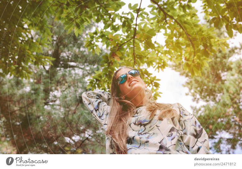Frau mit Sonnenbrille, die den Naturhintergrund berührt. Lifestyle Freude Glück Erholung Freizeit & Hobby Freiheit Sommer Berge u. Gebirge Mensch Erwachsene