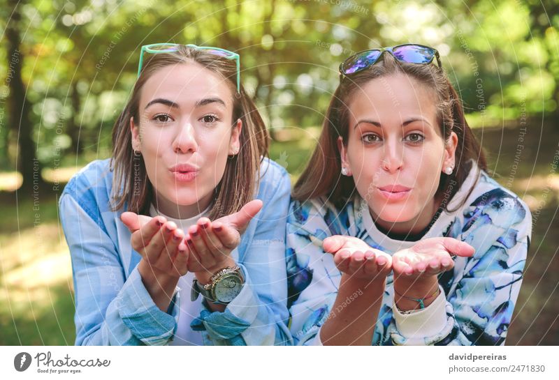 Zwei weibliche Freunde, die einen Kuss vor die Kamera blasen. Lifestyle Freude Glück schön Freizeit & Hobby Ferien & Urlaub & Reisen Ausflug Camping Sommer