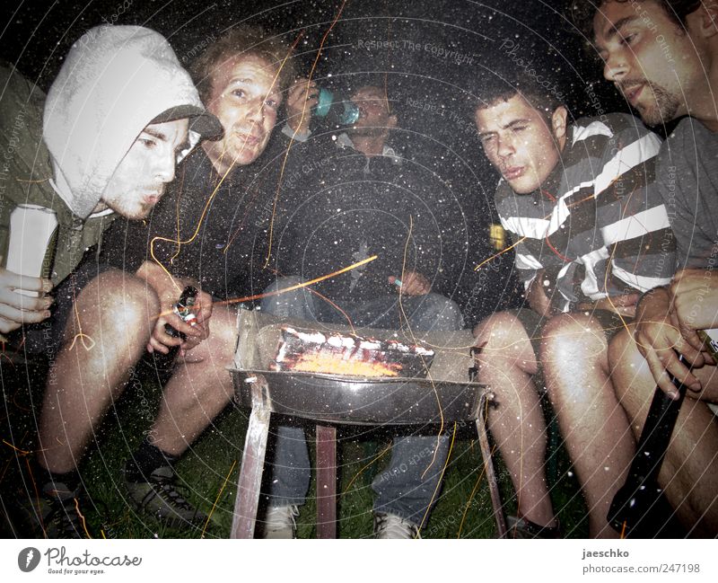 Kaputte Typen am Grill Freizeit & Hobby Camping Nachtleben Party trinken maskulin Freundschaft 5 Mensch 18-30 Jahre Jugendliche Erwachsene Holz einfach