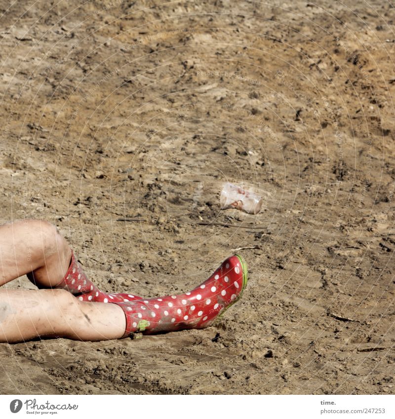 vorübergehend abgemeldet Haut feminin Beine Fuß Knie 1 Mensch Erde Sand Gummistiefel liegen dreckig Erschöpfung gepunktet unordentlich Müdigkeit Farbfoto