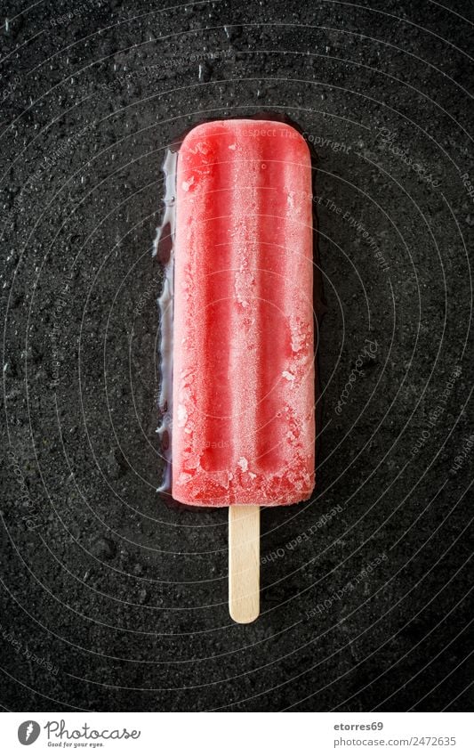 Rotes Eis am Stiel Lebensmittel Frucht Dessert Speiseeis Süßwaren Erdbeereis Sommer Sommerurlaub frisch kalt süß Stieleis Erfrischung rot rosa Schiefer gefroren