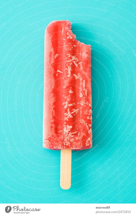 Erdbeer-Popsicle Lebensmittel Frucht Dessert Speiseeis frisch kalt süß rosa rot türkis Stieleis Erdbeereis Sommer gefroren blau gebastelt Farbfoto