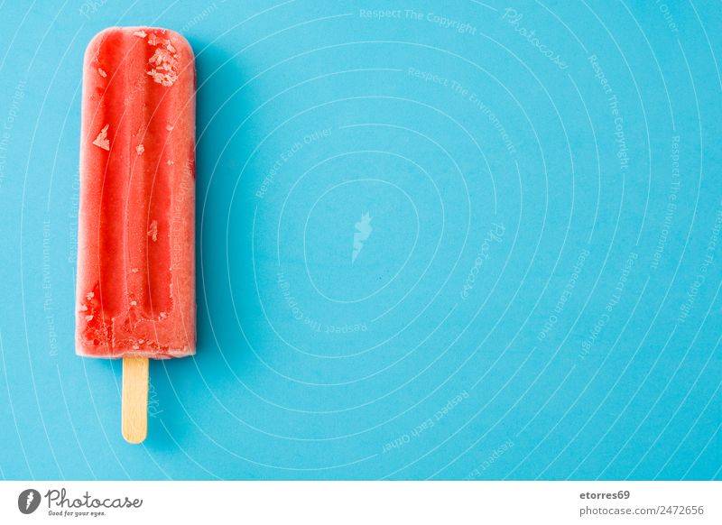 Erdbeer-Popsicle Lebensmittel Milcherzeugnisse Frucht Dessert Speiseeis Süßwaren frisch kalt süß blau rosa rot Stieleis Erdbeereis Sommer gefroren