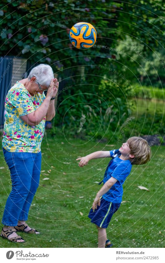 junge wirft einen Ball auf die Oma Freizeit & Hobby Kinderspiel Ballsport Mensch maskulin feminin Junge Weiblicher Senior Frau Großmutter