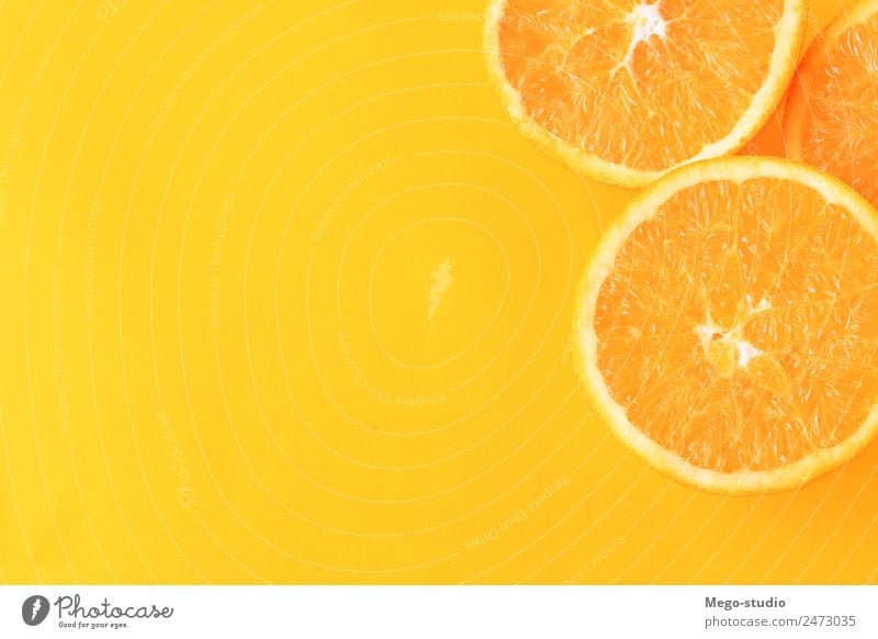 Orangenscheiben auf gelbem Hintergrund. Frucht Dessert Essen Vegetarische Ernährung Diät Saft exotisch Natur frisch natürlich saftig weiß Farbe orange