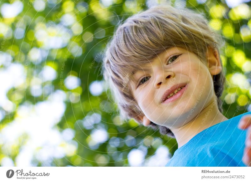 Kind lächelt im Grünen Mensch Junge Kindheit Körper Gesicht 1 3-8 Jahre Umwelt Natur Frühling Sommer Baum Wald Lächeln authentisch Fröhlichkeit Glück klein