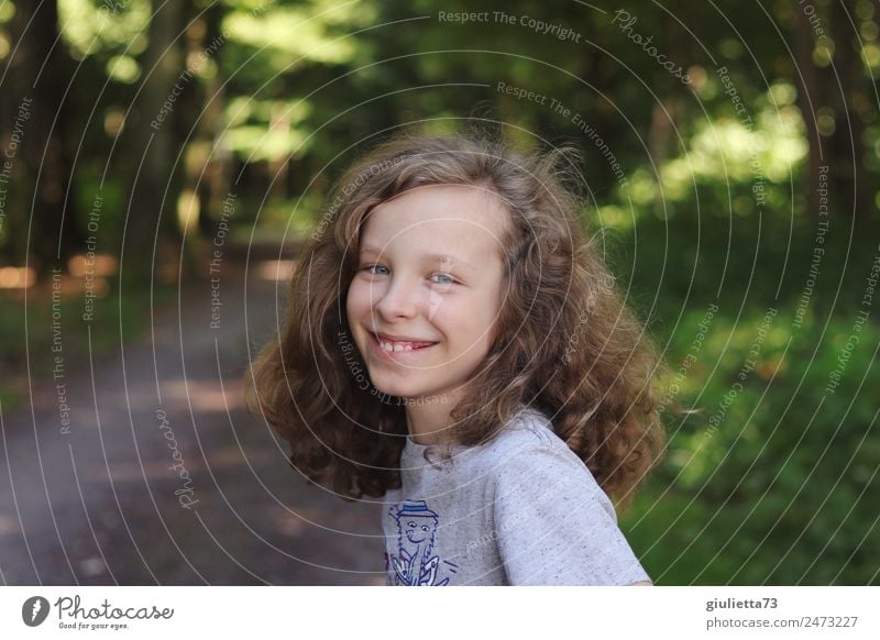 LebensArt | Fröhlicher, lachender  Junge, cool & unangepasst Kindheit Haare & Frisuren Zähne 1 Mensch 8-13 Jahre Park Wald blond langhaarig Locken Lächeln
