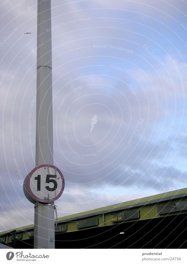 fünfzehn 15 Wolken Großbritannien Manchester Industrie Strommast Himmel