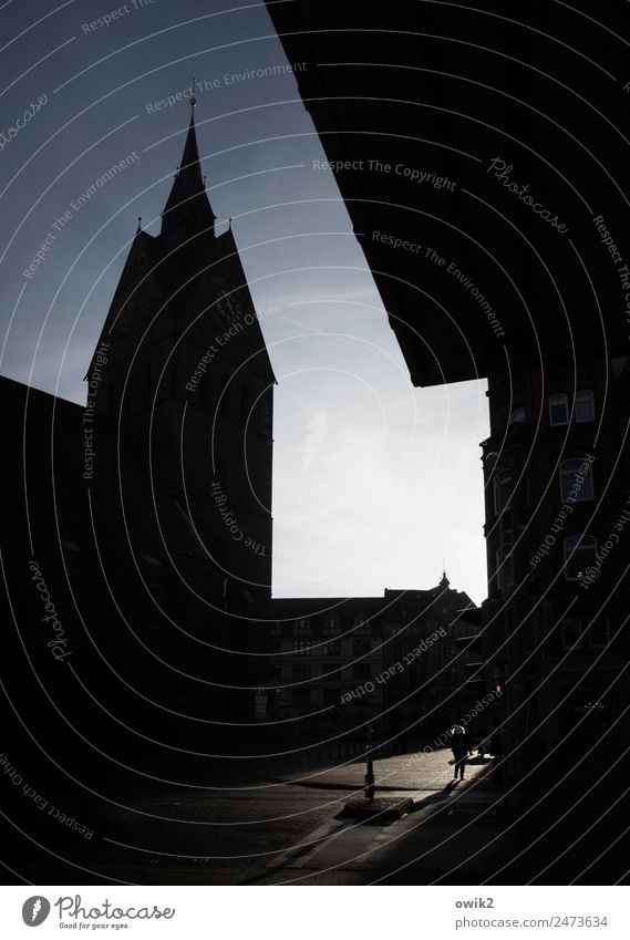 Hannover Frau Erwachsene 1 Mensch Wolkenloser Himmel Stadt Stadtzentrum bevölkert Kirche bedrohlich dunkel groß hoch Einsamkeit Fußgänger Farbfoto