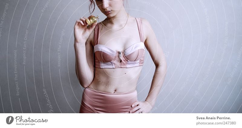 die zeit. feminin Junge Frau Jugendliche Körper Haut 1 Mensch 18-30 Jahre Erwachsene Mauer Wand Mode Unterwäsche Accessoire Schmuck Uhr festhalten