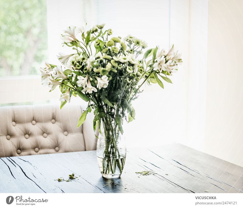 Sommer Blumen Bündel im Vase auf Tisch Stil Design Häusliches Leben Wohnung Haus Innenarchitektur Dekoration & Verzierung Wohnzimmer Blumenstrauß arrangiert