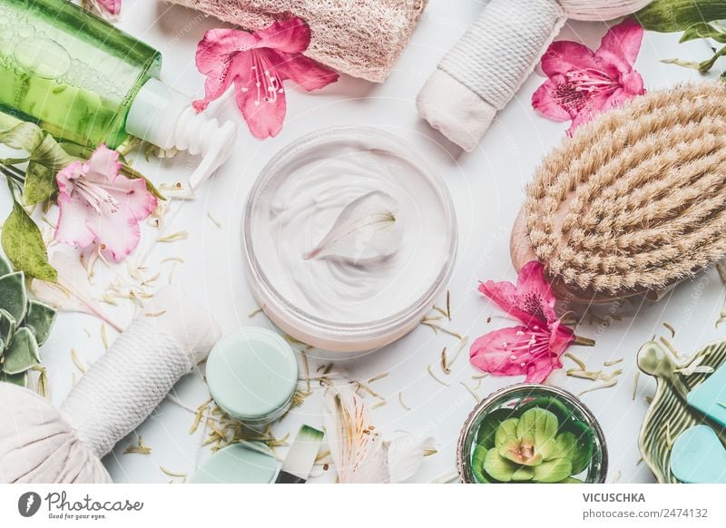 Hautcreme mit Blütenblättern und anderen Körperpflegeprodukten kaufen Stil Design schön Kosmetik Creme Gesundheit Wellness Spa Natur Pflanze Blume rosa