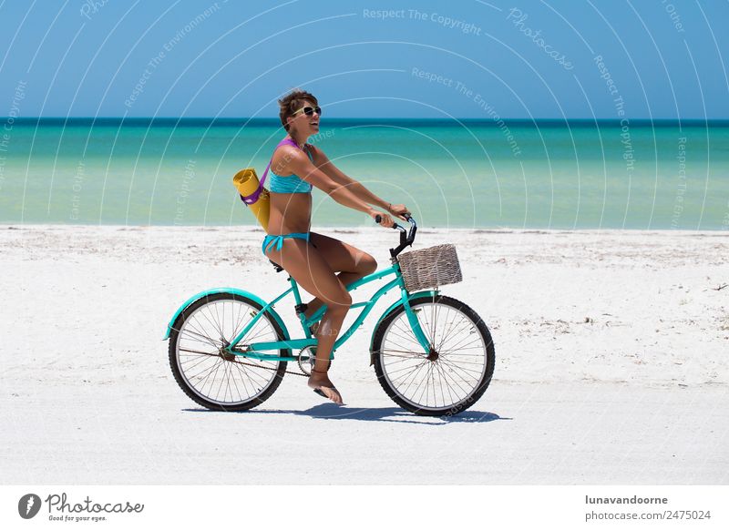Frau beim Radfahren am Strand mit einer Yogamatte Lifestyle Freude Freizeit & Hobby Freiheit Fahrradtour Sommer Sport Fahrradfahren 1 Mensch 18-30 Jahre