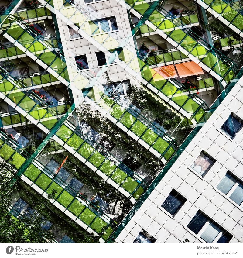 Bausteine bevölkert überbevölkert Haus Hochhaus Architektur Fassade Balkon Fenster modern Stadt chaotisch Design Farbe Kreativität Häusliches Leben Plattenbau