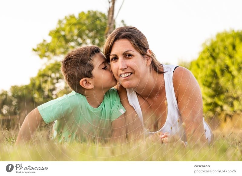 Kleiner Junge, der seine Mutter im Sommer auf einem Feld küsst. Lifestyle Freude Glück schön Sonne Kindererziehung Baby Kleinkind Frau Erwachsene Eltern