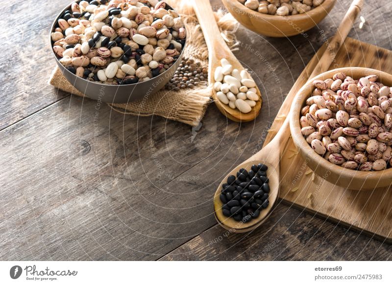 Ungekochte, sortierte Hülsenfrüchte in Holzschale auf Holz Lebensmittel Getreide Ernährung Essen Bioprodukte Vegetarische Ernährung Diät Schalen & Schüsseln
