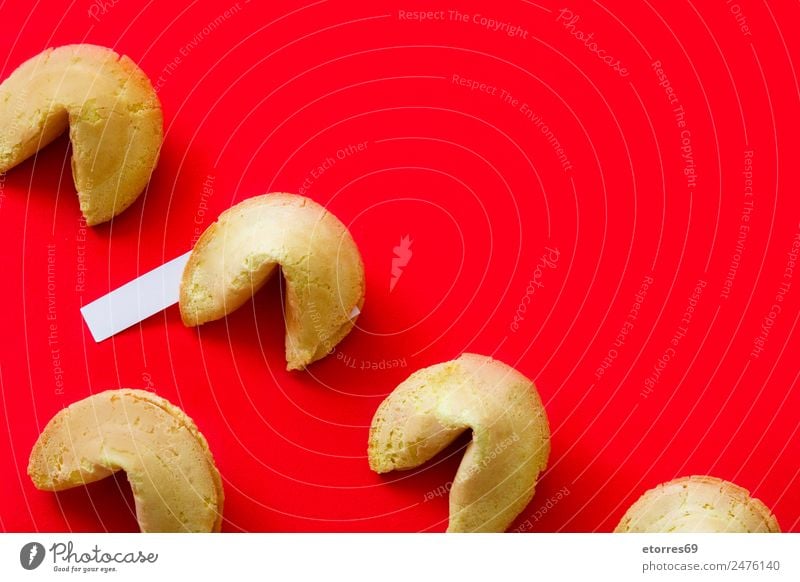 Glückskekse-Muster auf rotem Hintergrund Lebensmittel Kuchen Ernährung Asiatische Küche Plätzchen Chinese Papier blanko Schreibpapier Kultur Foodfotografie