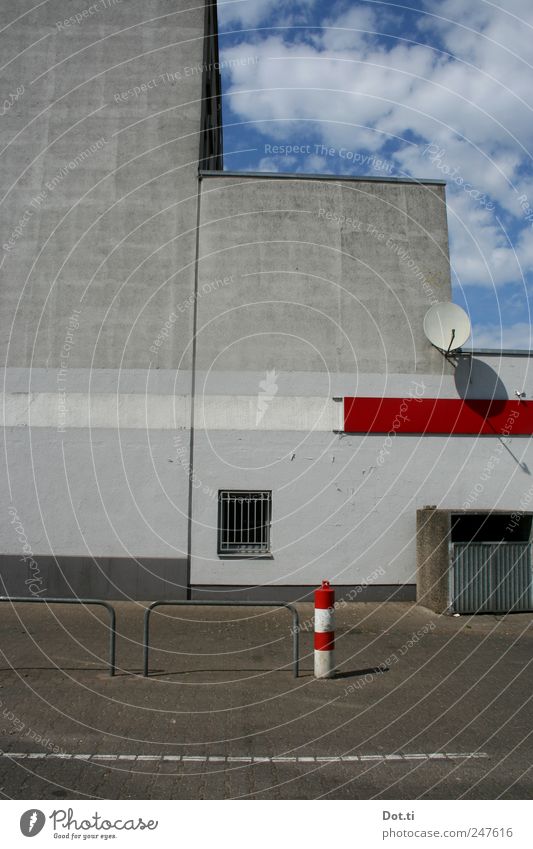 vis-à-vis le flair Gebäude Architektur Mauer Wand Fassade trist grau rot Parkplatz Satellitenantenne Fenster Müllbehälter Hinterhof Beton Himmel Streifen