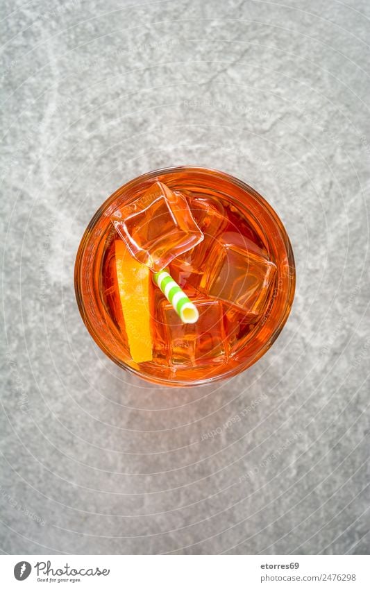 Aperol Schorle Cocktail Getränk Erfrischungsgetränk Alkohol Spirituosen Longdrink Glas Sommer Sommerurlaub gut kalt süß grau orange Italienisch orange-rot Eis