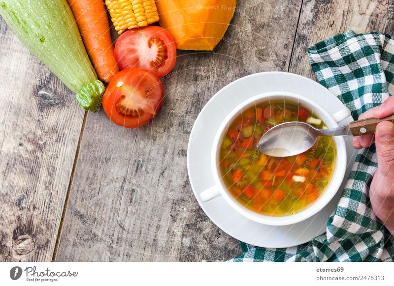 Gemüsesuppe in Schüssel auf Holztisch Lebensmittel Suppe Eintopf Kräuter & Gewürze Ernährung Essen Abendessen Bioprodukte Vegetarische Ernährung Diät Getränk