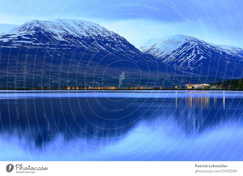 Blaue Nacht in Akureyri Ferien & Urlaub & Reisen Tourismus Kreuzfahrt Meer Insel Schnee Berge u. Gebirge Umwelt Natur Landschaft Urelemente Wasser Himmel Klima