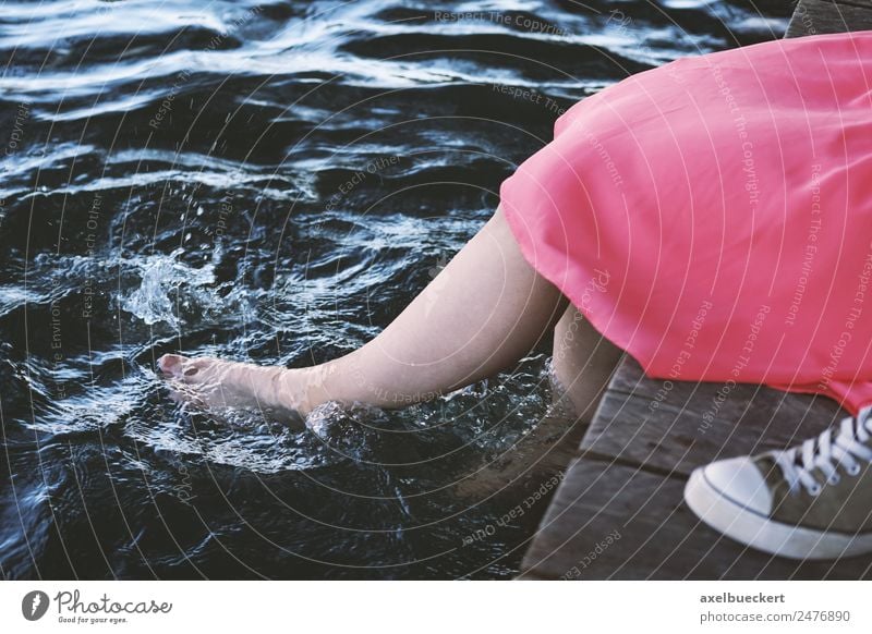 Füße im Wasser Lifestyle Freude Erholung Freizeit & Hobby Sommer Mensch feminin Junge Frau Jugendliche Erwachsene Beine Fuß 1 18-30 Jahre Seeufer Flussufer