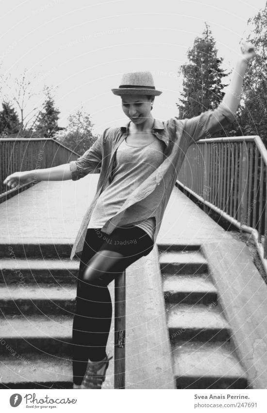 miss albern. Freude feminin Junge Frau Jugendliche 1 Mensch 18-30 Jahre Erwachsene Treppe Treppengeländer Brücke Mode Hemd Leggings Hut Coolness dünn Glück