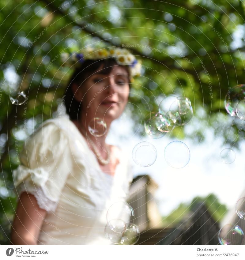 Seifenblasen | UT Dresden feminin Frau Erwachsene 1 Mensch 30-45 Jahre Sommer Baum Brautkleid Blumenkranz brünett beobachten fliegen glänzend leuchten Blick