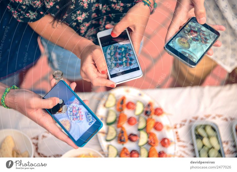 Junge Hände fotografieren mit Smartphones an Gemüsespießen Mittagessen Teller Lifestyle Freude Glück Sommer Tisch Telefon PDA Technik & Technologie Frau