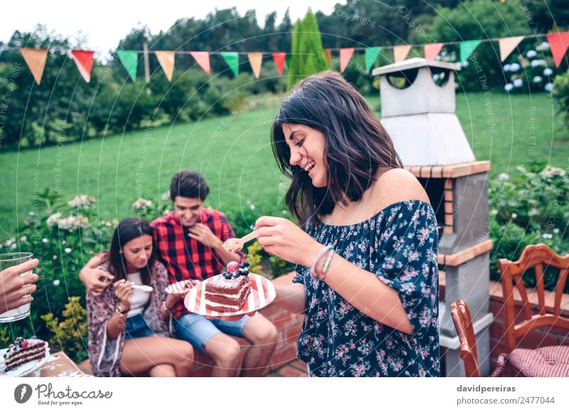 Frau isst Kuchenstück auf der Sommerparty Essen Teller Löffel Lifestyle Freude Glück Freizeit & Hobby Garten sprechen Erwachsene Mann Freundschaft