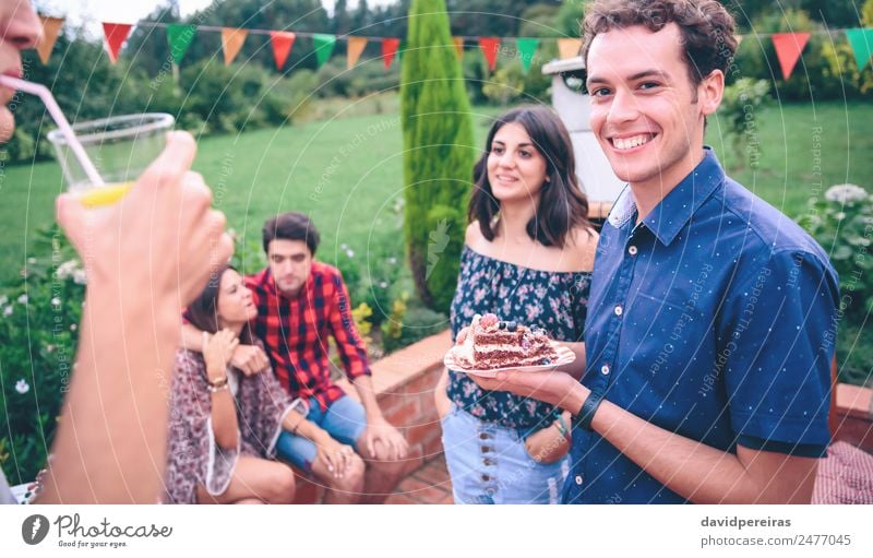 Mann mit Stück Kuchen bei einem Sommergrill Mittagessen Limonade Teller Lifestyle Freude Glück Freizeit & Hobby Garten sprechen Frau Erwachsene Freundschaft