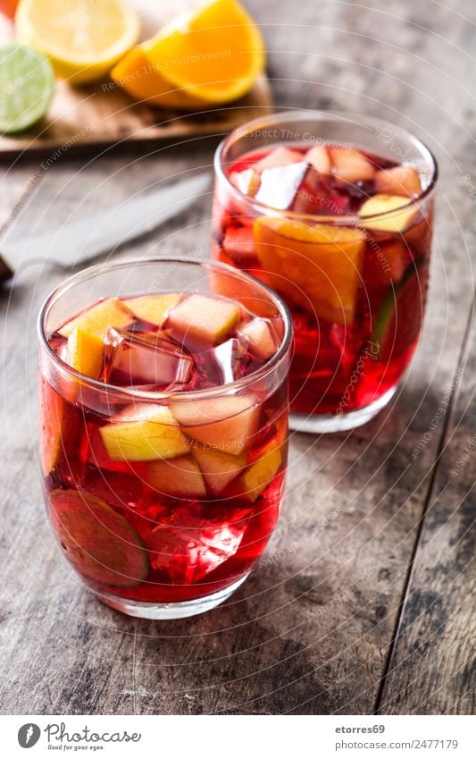Sangria Getränk im Glas auf Holz trinken Sommer Alkohol rot Frucht Spanisch orange Apfel Zitrone Kalk Limone lecker Erfrischung kalt Eis Cocktail Wein tropisch