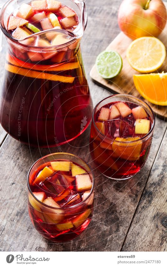 Sangria Getränk im Glas auf Holz trinken Sommer Alkohol rot Frucht Spanisch orange Apfel Zitrone Kalk Limone lecker Erfrischung kalt Eis Cocktail Wein tropisch