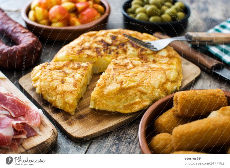 Spanische Tapas Lebensmittel Wurstwaren Fisch Gemüse Mittagessen Abendessen Festessen Schalen & Schüsseln Gabel gut braun gelb grün Omelett Fladenbrot Oliven
