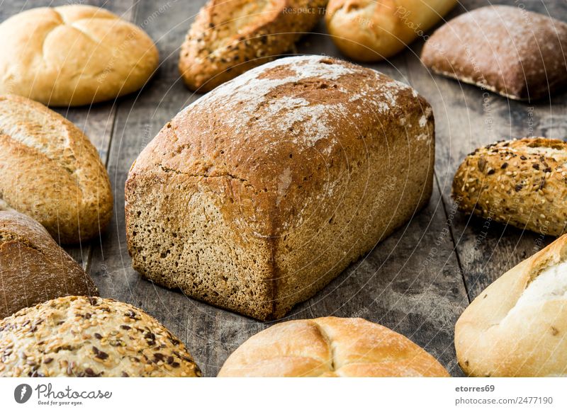 Mischbrot auf Holztisch Brot Müsli Lebensmittel Gesunde Ernährung Foodfotografie Mehl gebastelt Frühstück braun Abendessen Essen Bäckerei Toastbrot Gesundheit