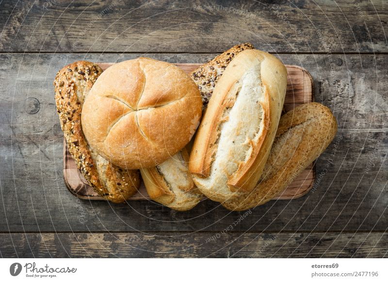 Mischbrot auf Holztisch Draufsicht Brot Müsli Lebensmittel Gesunde Ernährung Mehl gebastelt Frühstück braun Abendessen Essen Bäckerei Toastbrot Gesundheit