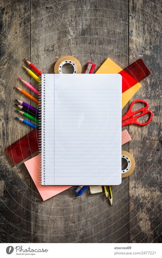 Zurück zur Schule Bildung Klassenraum Studium Arbeitsplatz Papier Zettel Schreibstift streichen blau braun mehrfarbig gelb rot weiß Notebook Farbstift Bleistift