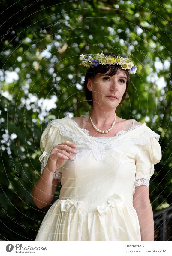 Zögern | UT Dresden feminin Frau Erwachsene 1 Mensch 30-45 Jahre Baum Brautkleid Blumenkranz brünett beobachten stehen warten schön grün weiß Wachsamkeit