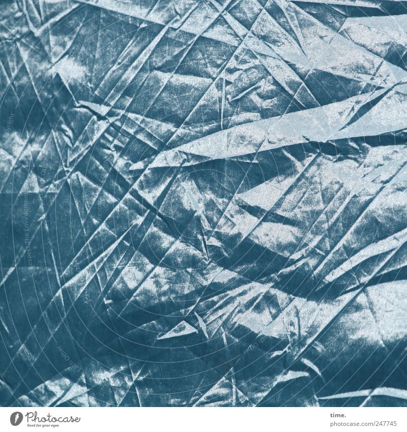 Rätsel der Moderne Kunststoff Streifen blau Tiefenschärfe Oberfläche durcheinander diagonal blau-grau Überzelt Zelt Abdeckung Falte Knick Plastikhülle Farbfoto