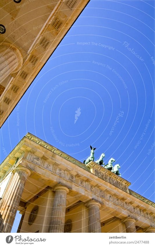 Brandenburger Tor (näher) Quadriga Viergespann Architektur Berlin Deutschland Hauptstadt langhans Regierungssitz Spreebogen Säule Wahrzeichen Pariser Platz