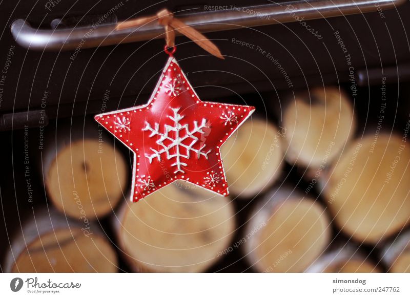 stern Feste & Feiern hängen Häusliches Leben dunkel Fröhlichkeit Stimmung Glück Vorfreude Stern (Symbol) Weihnachtsstern leuchten Schneeflocke Holz Birkenholz